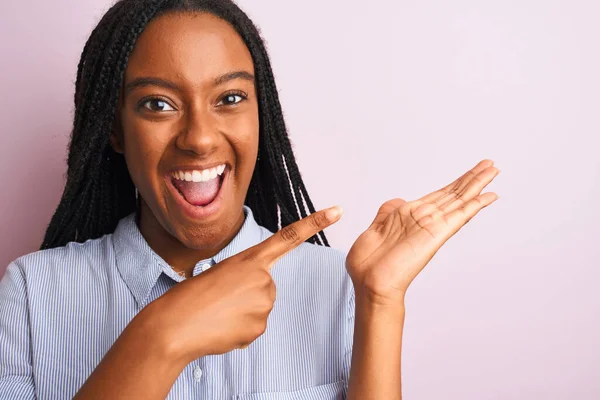 줄무늬 셔츠를 고립된 아프리카계 여성은 손가락으로 행복하게 가리키고 — 스톡 사진