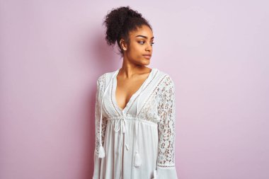 Pembe arka planda Afro-Amerikan kadın 