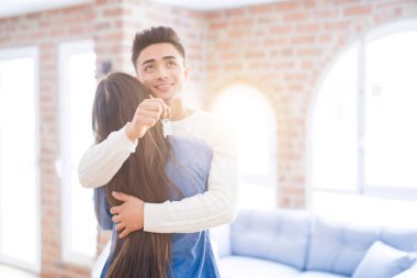 Genç Asya çift tutan Keys bu yeni ev, gülümseyen mutlu ve heyecanlı Moving için bir yeni daire