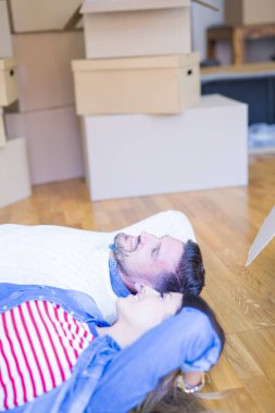 Mutlu çift yeni daireye taşınıyor. 