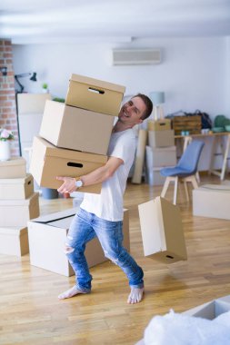 Kutuları olan mutlu adam yeni eve taşınıyor.