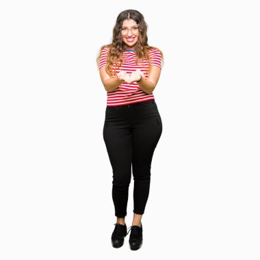 Giyen genç güzel kadın gülen alma veya jest vererek birlikte el avuç içi ile gözlük. Ayrı tutma ve koruma