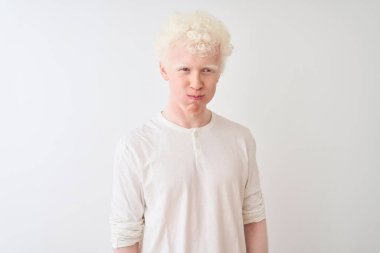 Sıradan tişörtler giyen genç albino sarışın adam izole edilmiş beyaz arka planda duran komik yüzlü yanakları şişiren adam. Havayla şişmiş ağız, çılgın bir ifade..