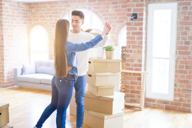 Genç Asya çift dans ve Smiling kutluyor Moving için bir yeni ev