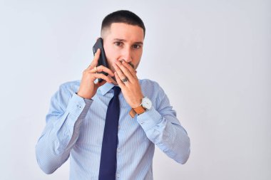 Genç ve yakışıklı iş adamı, kapalı bir arka plan üzerinden akıllı telefon kullanarak arıyor. Ağzı kapalı bir şekilde, hata yaptığı için utancından, korkusunun dışavurumundan, sessizlikten korkmasından, gizli bir kavramdan bahsediyor.