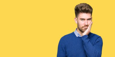 Genç yakışıklı bussines seyir yorgun ve bıkkın ile depresyon sorunları karşılıklı silah olan düşünme dostum.