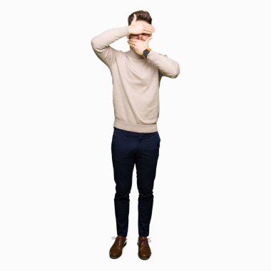 Genç yakışıklı iş adamı giyen gözlük kapsayan gözler ve ağız el ile şaşırttı ve şok. Duygu gizleme