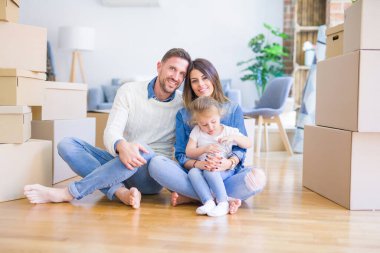 Anne, baba ve küçük kız yeni dairede.  