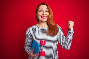 Kızıl saçlı genç bayan, kırmızı arka planda paten kayıyor gururla bağırıyor, zaferi ve başarıyı kutluyor çok heyecanlı, coşkulu bir duygu.