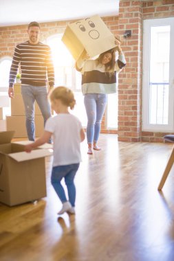 Yeni evde karton bel kutuları ile oynayan çocuk ile güzel famiily