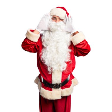 Orta yaşlı yakışıklı adam, Noel Baba kostümü ve sakal takmış, gülümseyen, güler yüzlü, elleri havada dikizleme oyunu oynayan. Şaşırdım ve çıktım.
