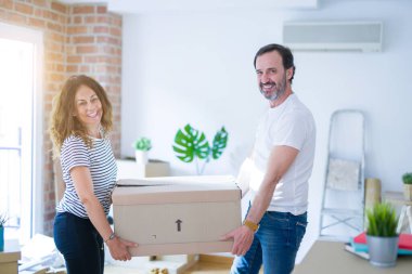 Orta yaş Senior çift yeni bir eve hareket, karton boks tutuyordum mutlu aşık Apartmant ile