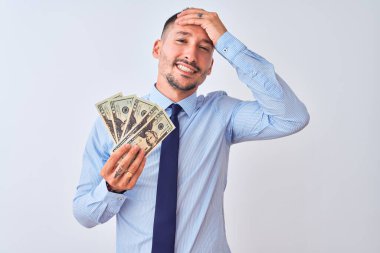 Genç ve yakışıklı bir iş adamı, elinde banknotlarla soyutlanmış geçmişinden bir deste para tutuyor. Elleri tetikte, utangaçlık ve şaşkınlık dolu, sinirli ve hayal kırıklığına uğramış bir halde. Hata için korku ve üzüntü.