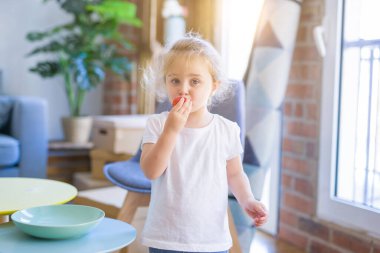 Çilek yiyen güzel yürümeye başlayan çocuk kız