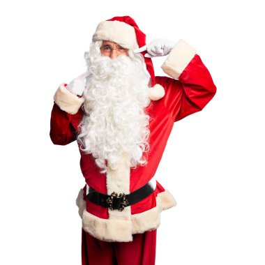 Orta yaşlı yakışıklı adam, Noel Baba kostümü ve sakal takmış, gülümseyen, parmaklarıyla ve ağzıyla gülümseyen. Diş sağlığı konsepti.