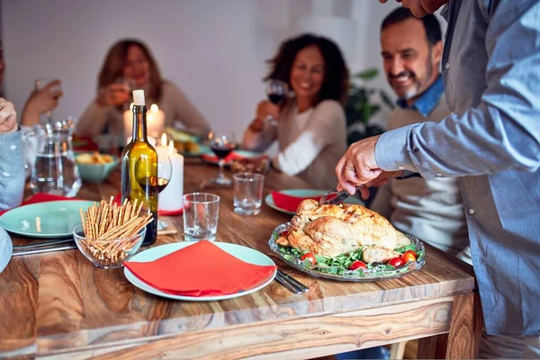 伝統的な食べ物や装飾でクリスマスの前夜を祝う家で家族や友人の食事 夕食のために七面鳥を準備 — ストック写真