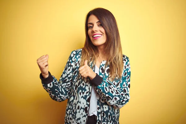 Jovem Mulher Bonita Vestindo Jaqueta Casual Sobre Fundo Isolado Amarelo — Fotografia de Stock