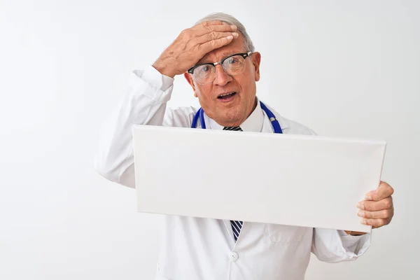 Senior Grijsharige Arts Man Met Spandoek Staande Geïsoleerde Witte Achtergrond — Stockfoto