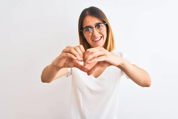 Mulher Ruiva Bonita Usando Óculos Sobre Fundo Isolado Sorrindo Amor — Fotografia de Stock