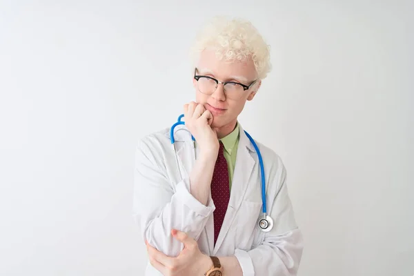 Jonge Albino Arts Draagt Stethoscoop Staan Geïsoleerde Witte Achtergrond Denken — Stockfoto