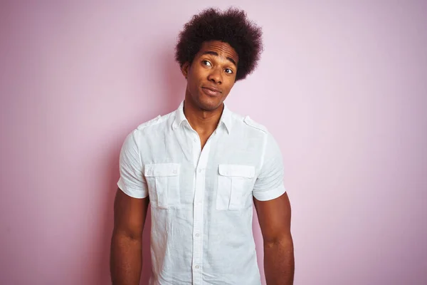 Mladý Američan Afro Vlasy Bílé Košili Stojí Nad Izolované Růžové — Stock fotografie