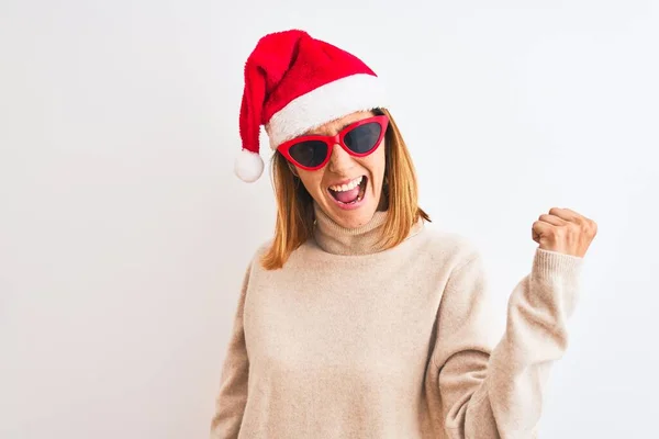 Beautiful Redhead Woman Wearing Christmas Hat Red Sunglasses Annoyed Frustrated — ストック写真