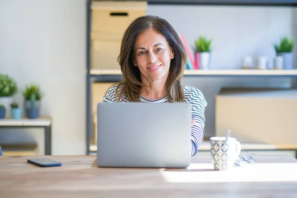 Mulher Meia Idade Sênior Sentada Mesa Casa Trabalhando Usando Computador — Fotografia de Stock