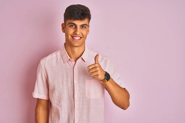 Homem Indiano Jovem Vestindo Camisa Casual Sobre Fundo Rosa Isolado — Fotografia de Stock