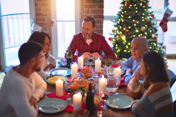 Bela Família Sorrindo Feliz Confiante Comer Peru Assado Comemorando Natal — Fotografia de Stock