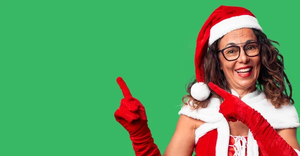 Middelbare Leeftijd Vrouw Het Dragen Van Kerstman Kostuum Glimlachen Kijken — Stockfoto