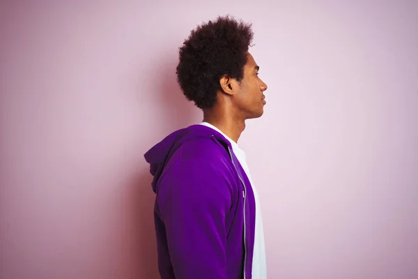 Junger Afrikanisch Amerikanischer Mann Lila Sweatshirt Vor Isoliertem Rosa Hintergrund — Stockfoto