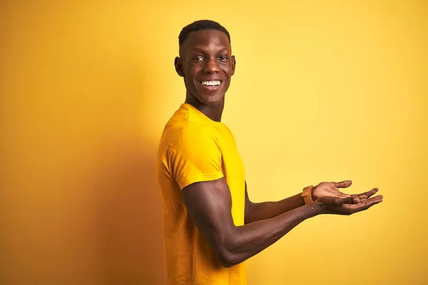 Joven Afroamericano Hombre Vistiendo Casual Camiseta Pie Sobre Aislado Fondo — Foto de Stock