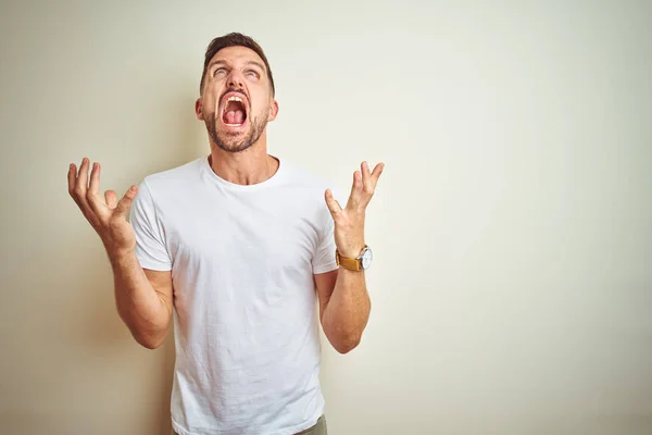 Joven Hombre Guapo Con Camiseta Blanca Casual Sobre Fondo Aislado —  Fotos de Stock