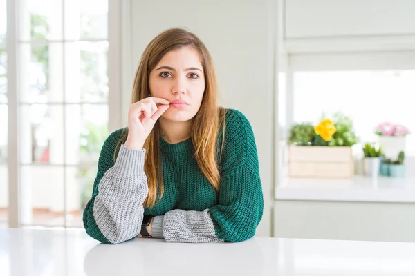 カジュアルなストライプセーターの口と唇を身に着けている若い美しいプラスサイズの女性は指でジップとしてシャットダウンします 秘密裏に黙ってタブーを語る — ストック写真