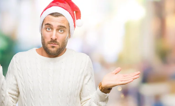 Ung Kjekk Mann Med Santa Claus Hatt Isolert Bakgrunn Clueless – stockfoto