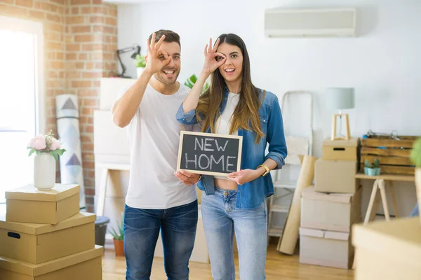 Joven Hermosa Pareja Sosteniendo Pizarra Con Nuevo Texto Casa Nueva — Foto de Stock