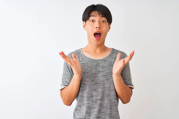 Jovem Chinês Vestindo Camiseta Casual Sobre Fundo Branco Isolado Celebrando — Fotografia de Stock