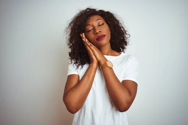 Genç Afro Amerikalı Kadın Tişört Giyiyor Zole Edilmiş Beyaz Arka — Stok fotoğraf