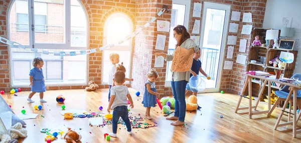 Hermosa Maestra Grupo Niños Pequeños Jugando Alrededor Muchos Juguetes Jardín — Foto de Stock