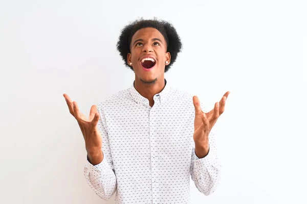 Jonge Afro Amerikaanse Man Met Een Elegant Shirt Een Geïsoleerde — Stockfoto