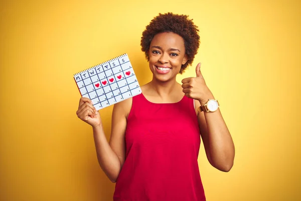 Jonge Afro Amerikaanse Vrouw Met Menstruatie Kalender Geïsoleerde Gele Achtergrond — Stockfoto