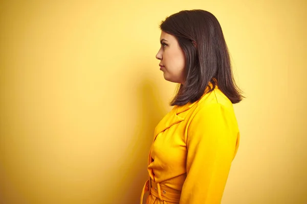 Young Beautiful Brunette Woman Wearing Elegant Dress Yellow Isolated Background — Stockfoto