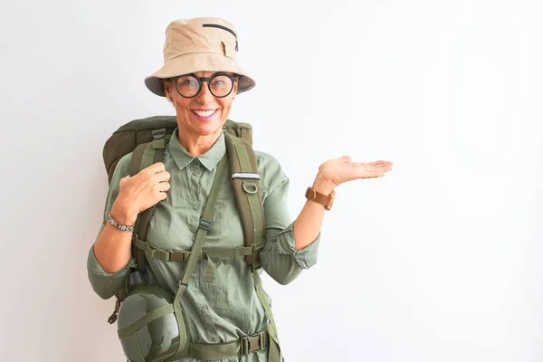 Wanderin Mittleren Alters Mit Rucksack Kantinenbrille Über Isoliertem Weißem Hintergrund — Stockfoto