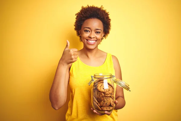 Африканська Американка Тримає Руках Глечик Шоколадного Печива Жовтому Тлі Щасливий — стокове фото