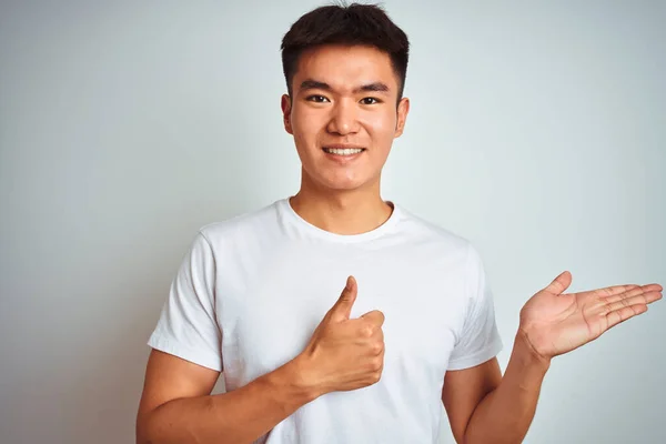 Jeune Homme Chinois Asiatique Portant Shirt Debout Sur Fond Blanc — Photo