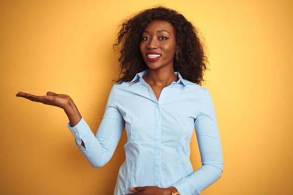 Afroamerikansk Affärskvinna Bär Elegant Skjorta Över Isolerad Gul Bakgrund Ler — Stockfoto