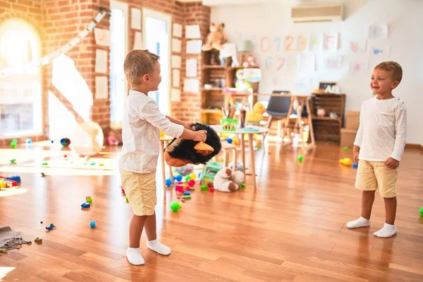 Entzückende Blonde Zwillinge Spielen Mit Affenmaske Jede Menge Spielzeug Kindergarten — Stockfoto