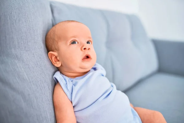 Schattige Baby Liggend Bank Thuis Pasgeboren Ontspannen Rusten Comfortabel — Stockfoto