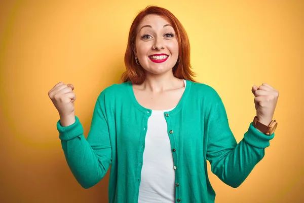 Youg Mooie Roodharige Vrouw Dragen Winter Groene Trui Geïsoleerde Gele — Stockfoto