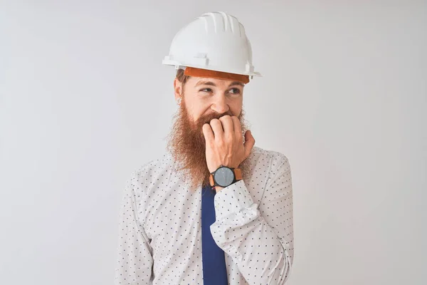 Joven Arquitecto Irlandés Pelirrojo Con Casco Seguridad Sobre Fondo Blanco —  Fotos de Stock